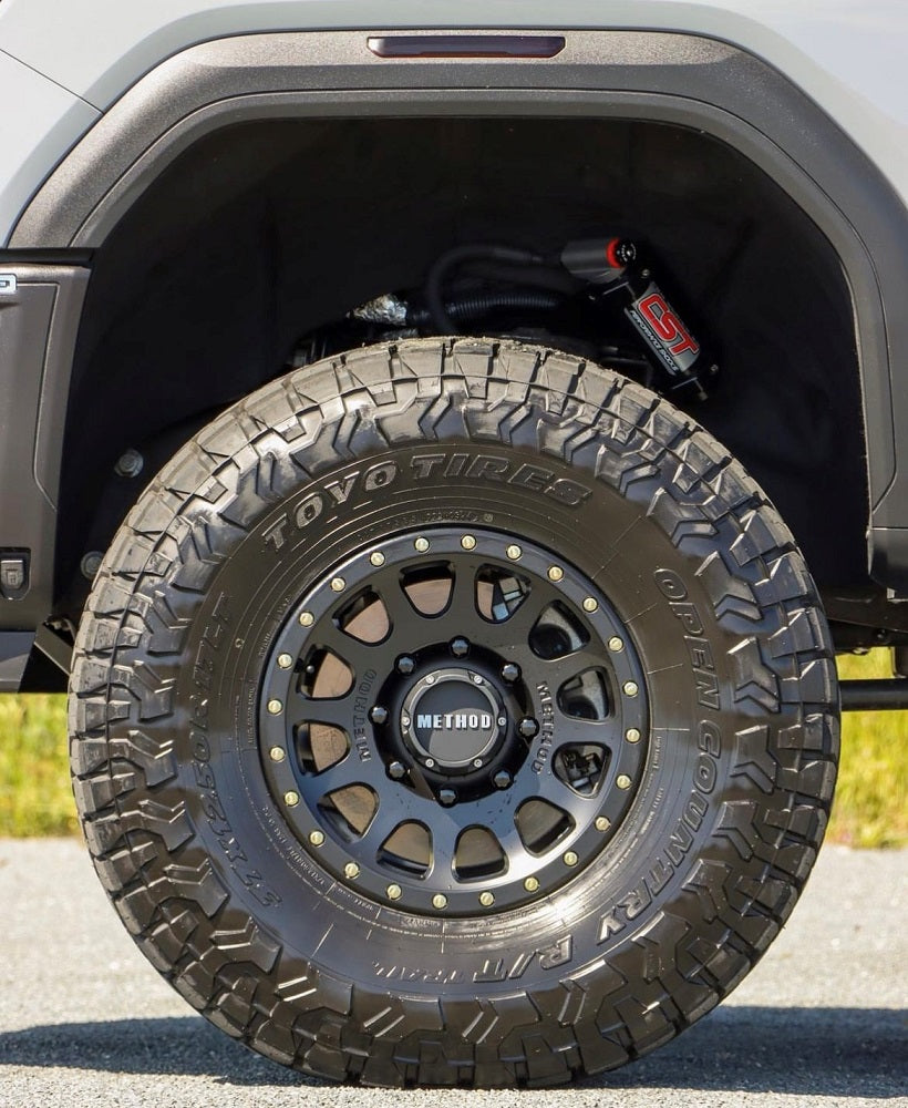 CST 20-25 GM 2500 4″ Stage 10M Suspension System w/ Midnight Edition CST Pro-Series 2.5 Shocks Front View