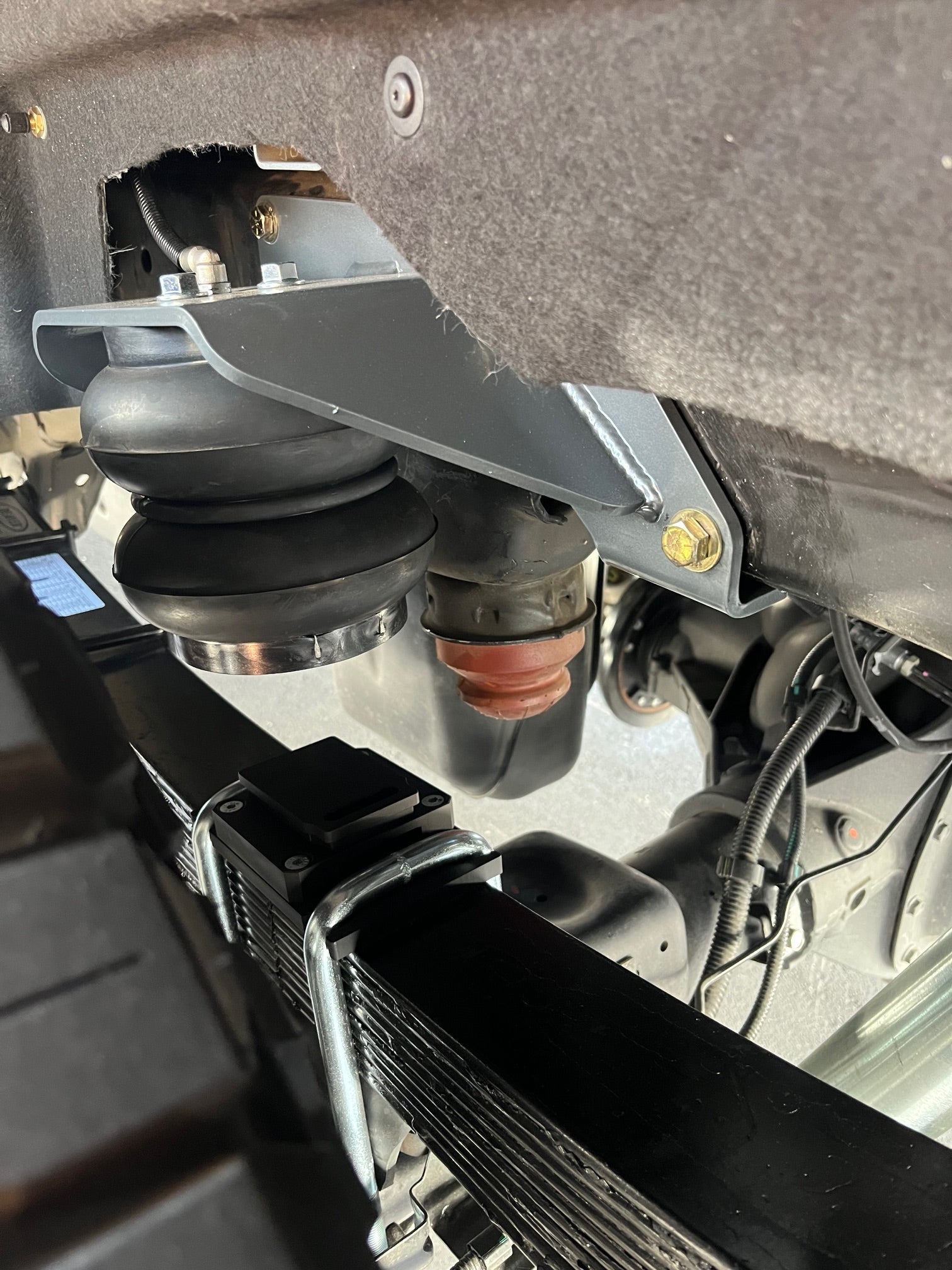 2020+ GM/CHEVY 2500/3500 Airbag Kit Front View