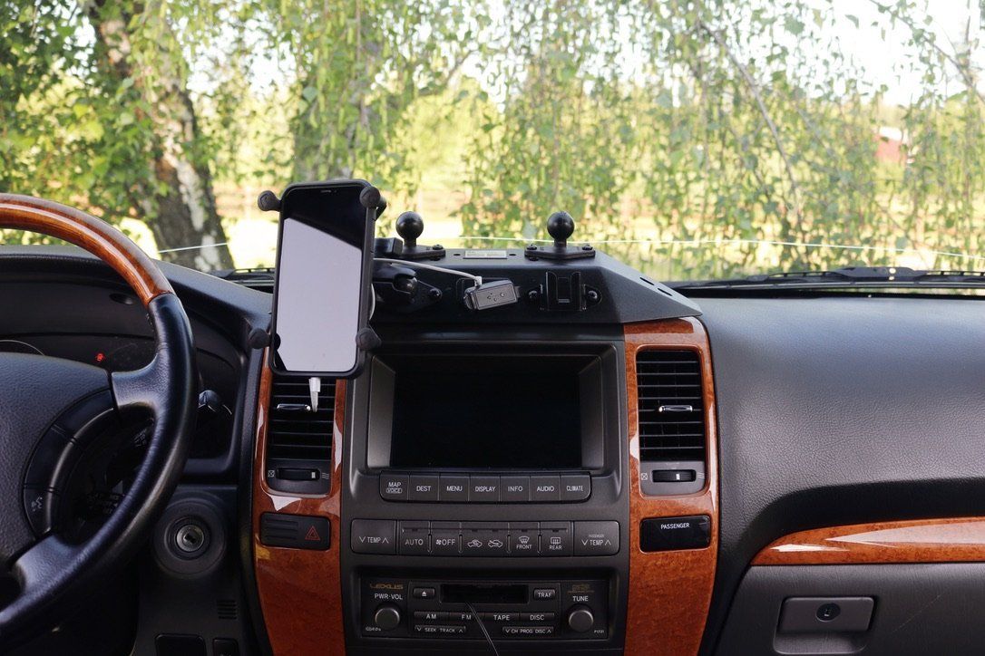 '02-08 Lexus GX470 Powered Accessory Mount (GXPAM) Display in Vehicle