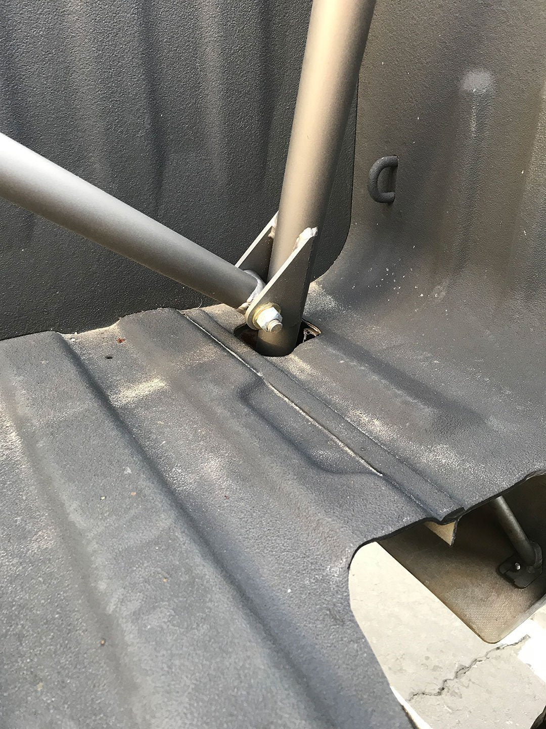 '07-18 Chevy/GM 1500 Long Travel Rear Bedcage Close-up Display in Vehicle