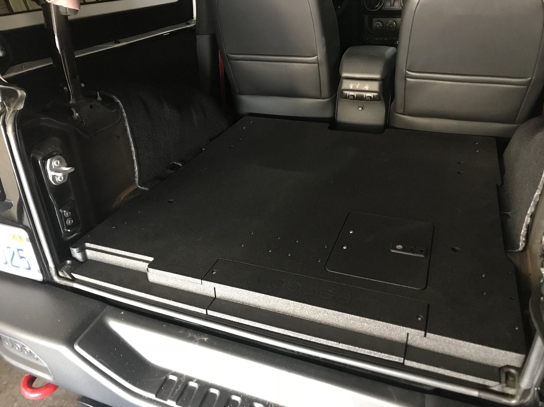 '07-18 Jeep JK 2-Door Goose Gear Rear Plate System Display in vehicle