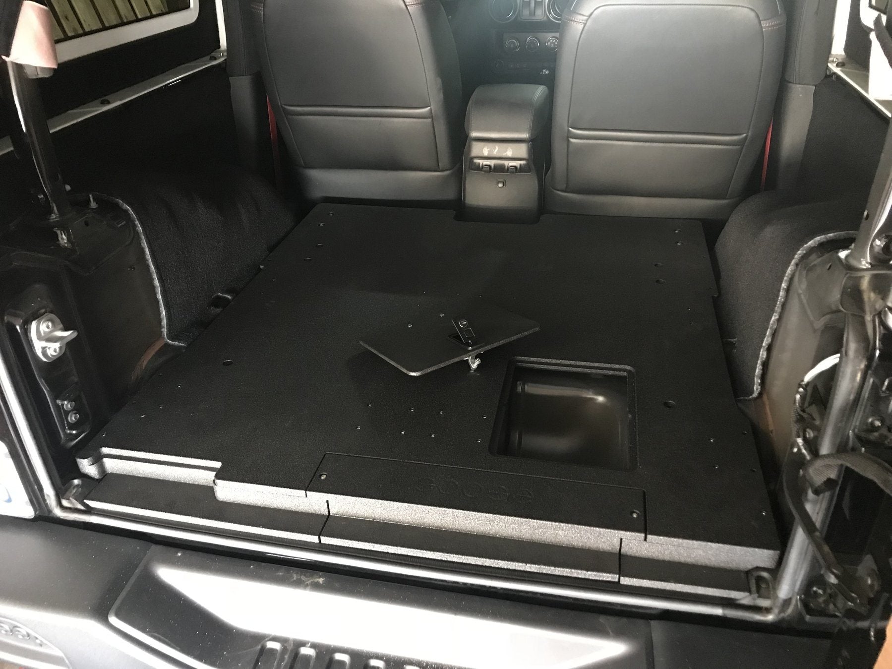 '07-18 Jeep JK 2-Door Goose Gear Rear Plate System Display in vehicle