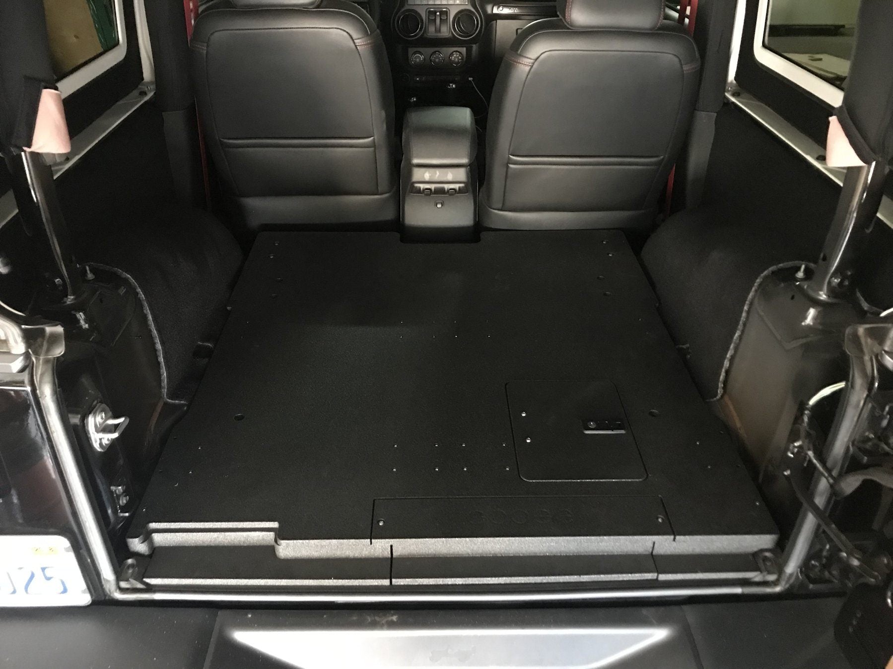 '07-18 Jeep JK 2-Door Goose Gear Rear Plate System Display in vehicle