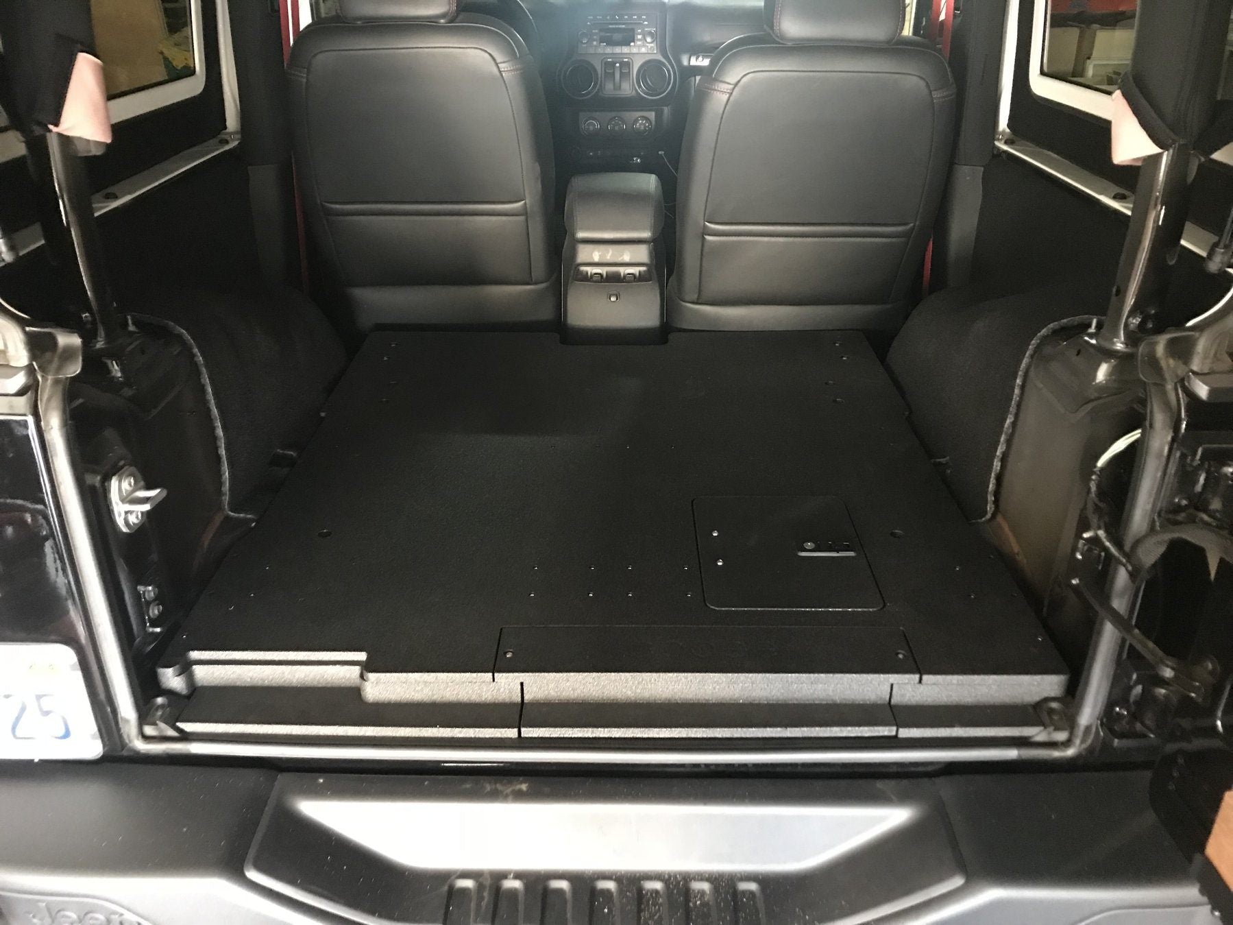 '07-18 Jeep JK 2-Door Goose Gear Rear Plate System Display in vehicle