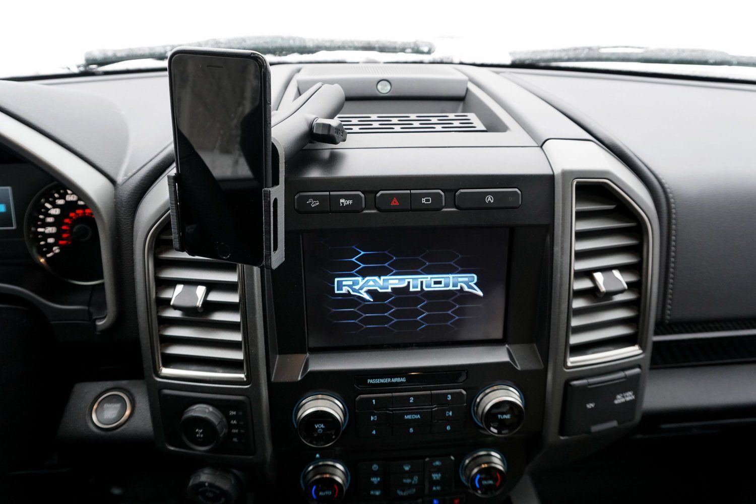 '15-20 Ford F150 Dash Mount Kit Display in Vehicle
