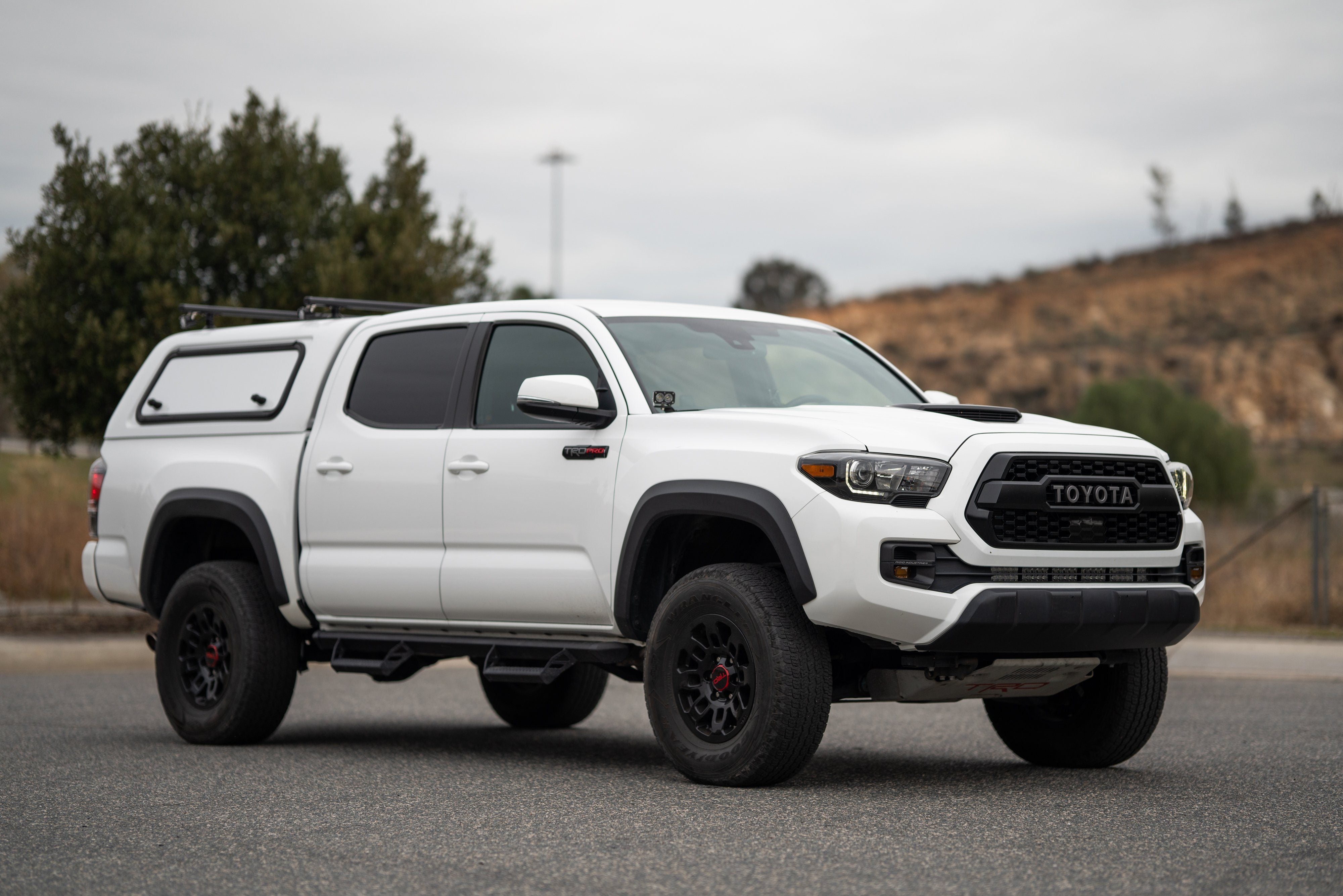 '17-19 Toyota Tacoma TRD Pro Eibach PRO-LIFT-KIT Display on vehicle