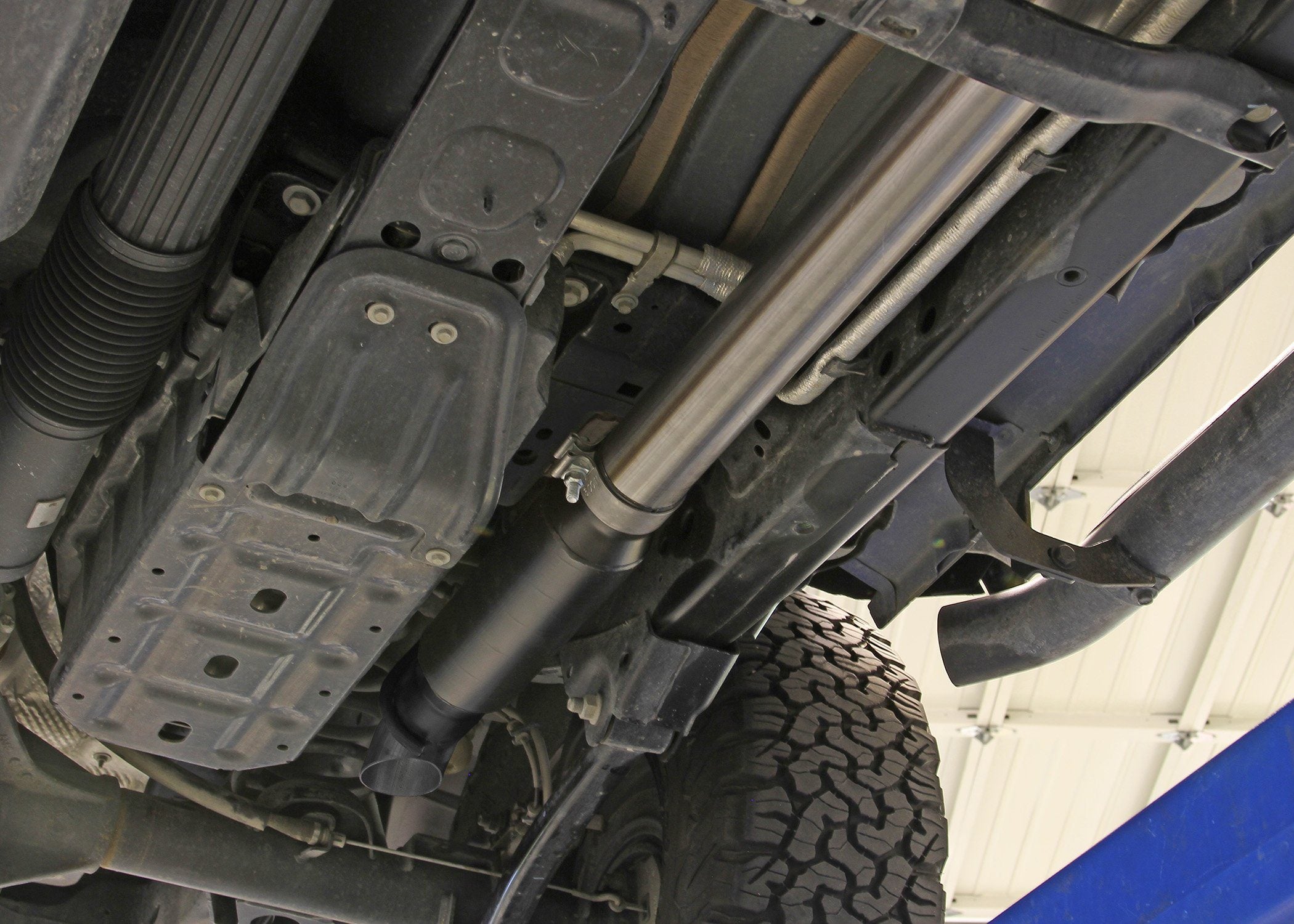 '18-23 Jeep JL 2.0T Flowmaster Outlaw Extreme Cat-Back Exhaust System Display on Vehicle