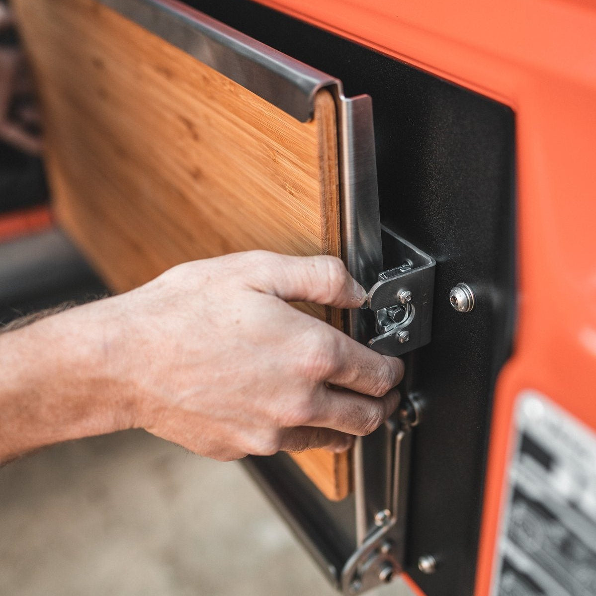 '18-23 Jeep Wrangler JL/JLU Goose Gear Tailgate Table Close-up Display in Vehicle