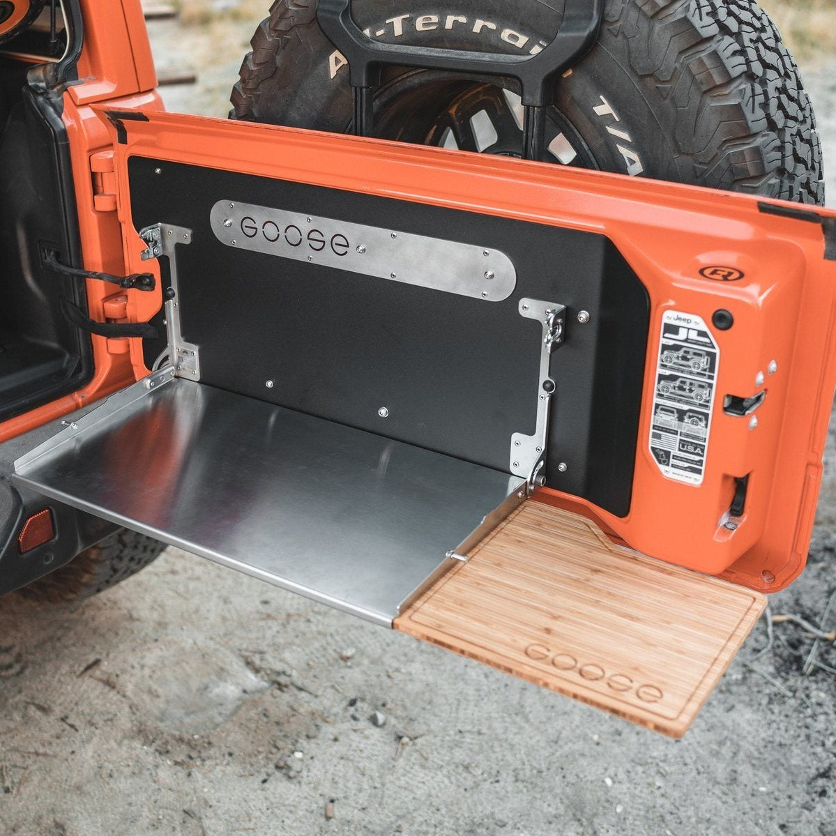 '18-23 Jeep Wrangler JL/JLU Goose Gear Tailgate Table Display in Vehicle