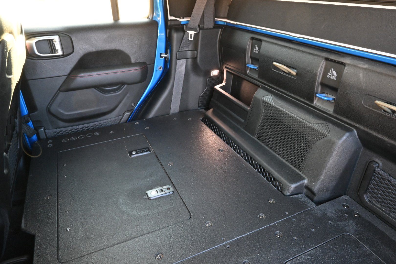 '19-23 Jeep JT 4 Door Goose Gear 2nd Row Seat Delete Plate System - High Platform Display in vehicle