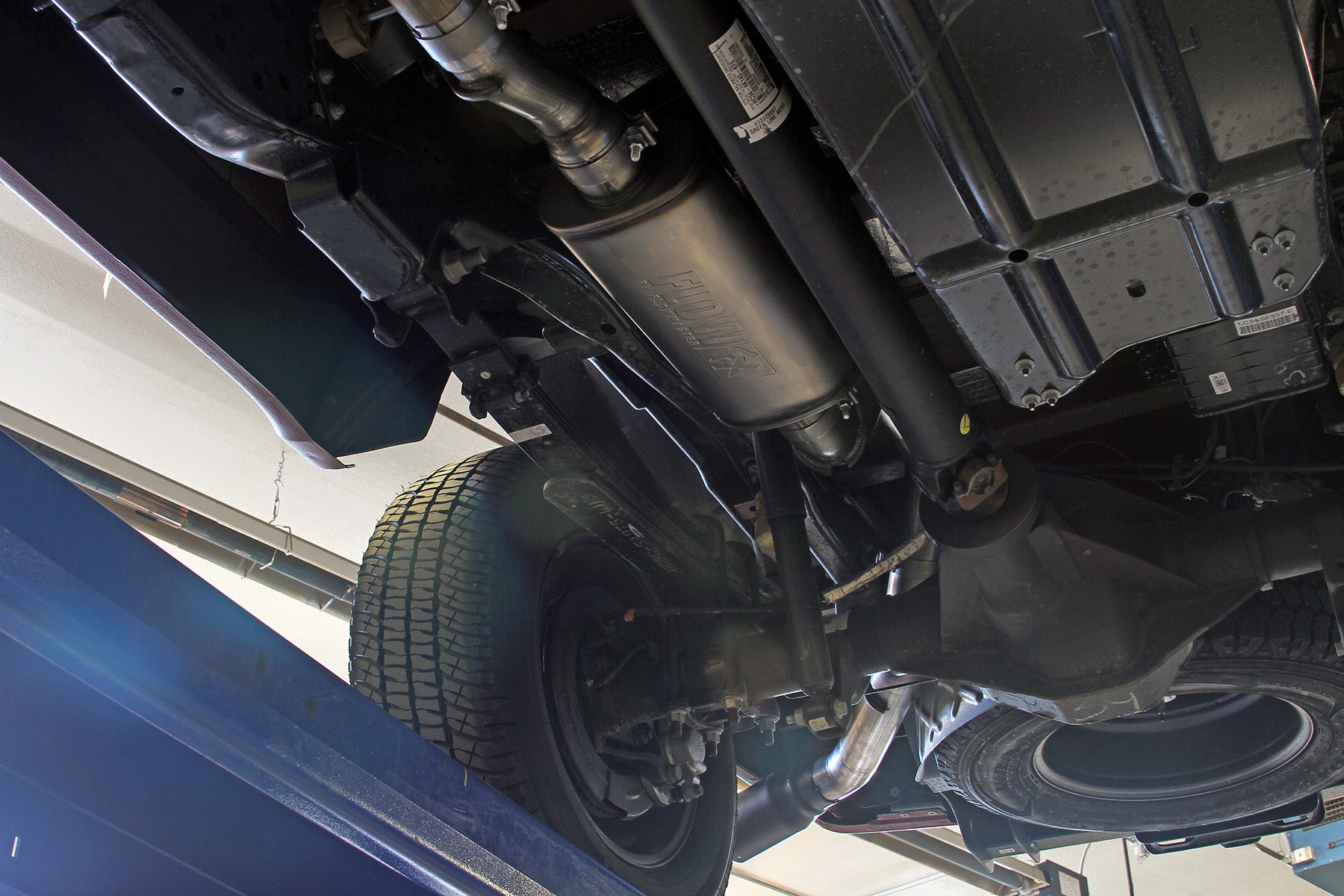 '17-22 Ford F-250/F-350 6.2l/7.3L V8 Flowmaster FlowFX Cat-Back Exhaust System Display on Vehicle