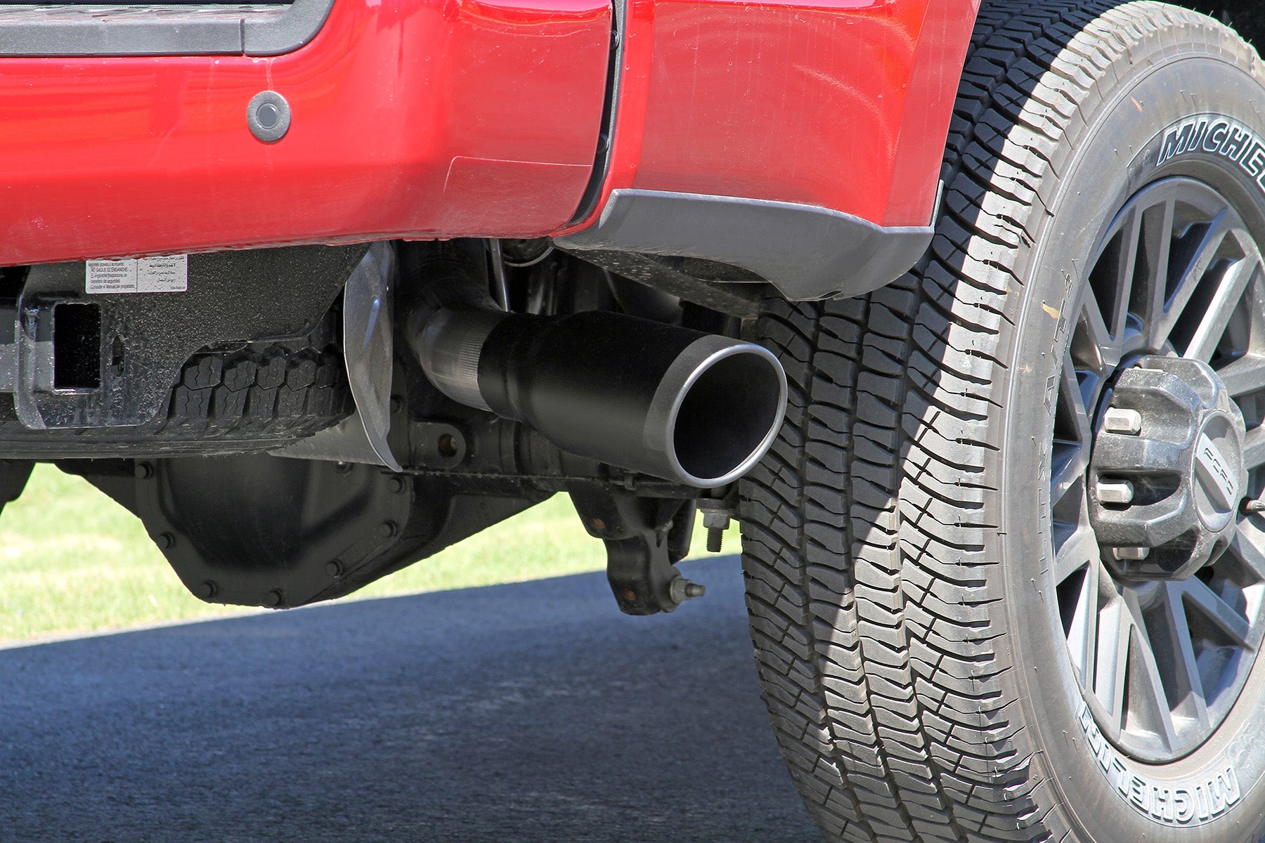 '17-22 Ford F-250/F-350 6.2l/7.3L V8 Flowmaster FlowFX Cat-Back Exhaust System Close-up Display on Vehicle