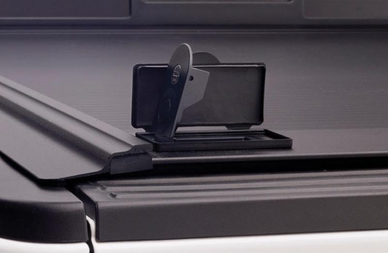 99-07 Ford F250/350 RetraxONE MX Series Bed Cover Bed Cover Retrax close-up