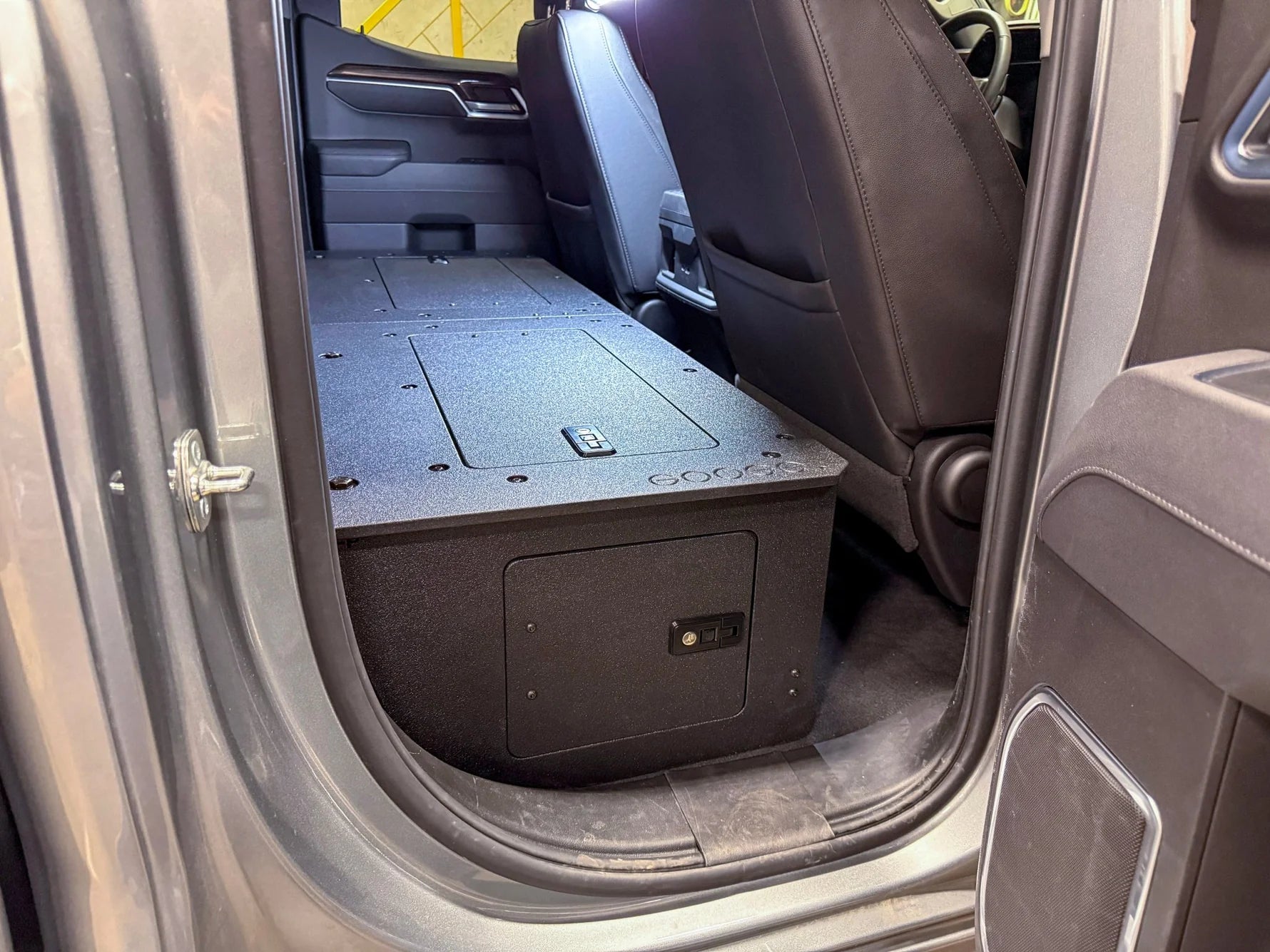 CHEVROLET - SILVERADO - 2019-PRESENT - 4TH GEN - DOUBLE CAB - EXPLORE SERIES - SECOND ROW DELETE PLATE SYSTEM - 100%