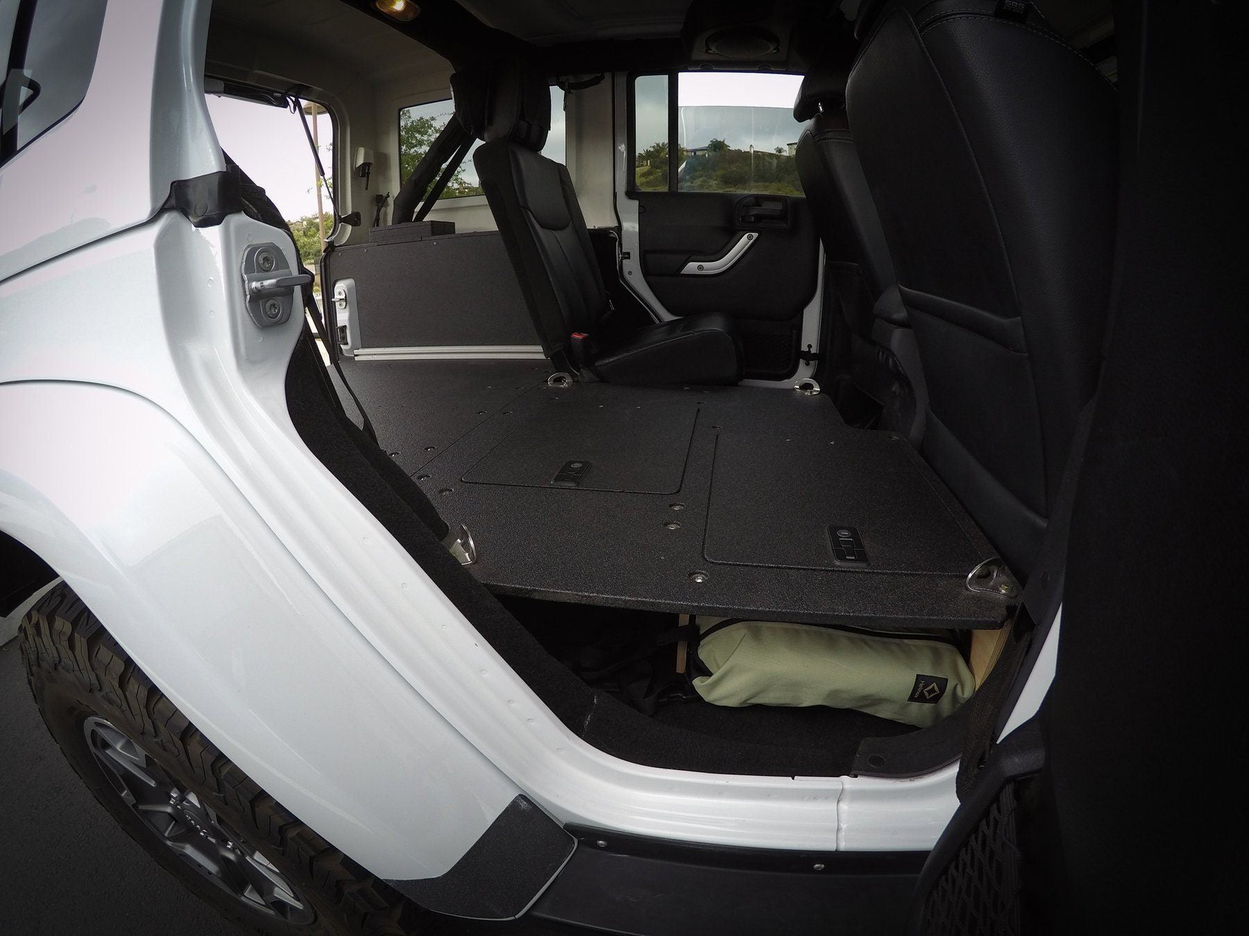 '07-18 Jeep JKU Sleeping Platform Interior Accessoires Goose Gear (side view)