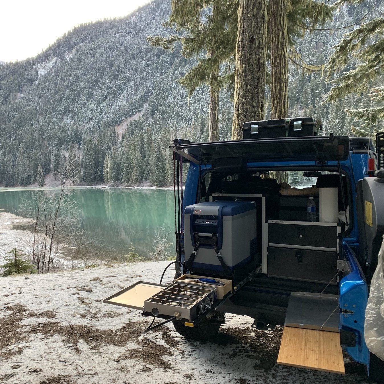 '07-18 Jeep JKU 4-Door Goose Gear Ultimate Chef Package Display in Vehicle