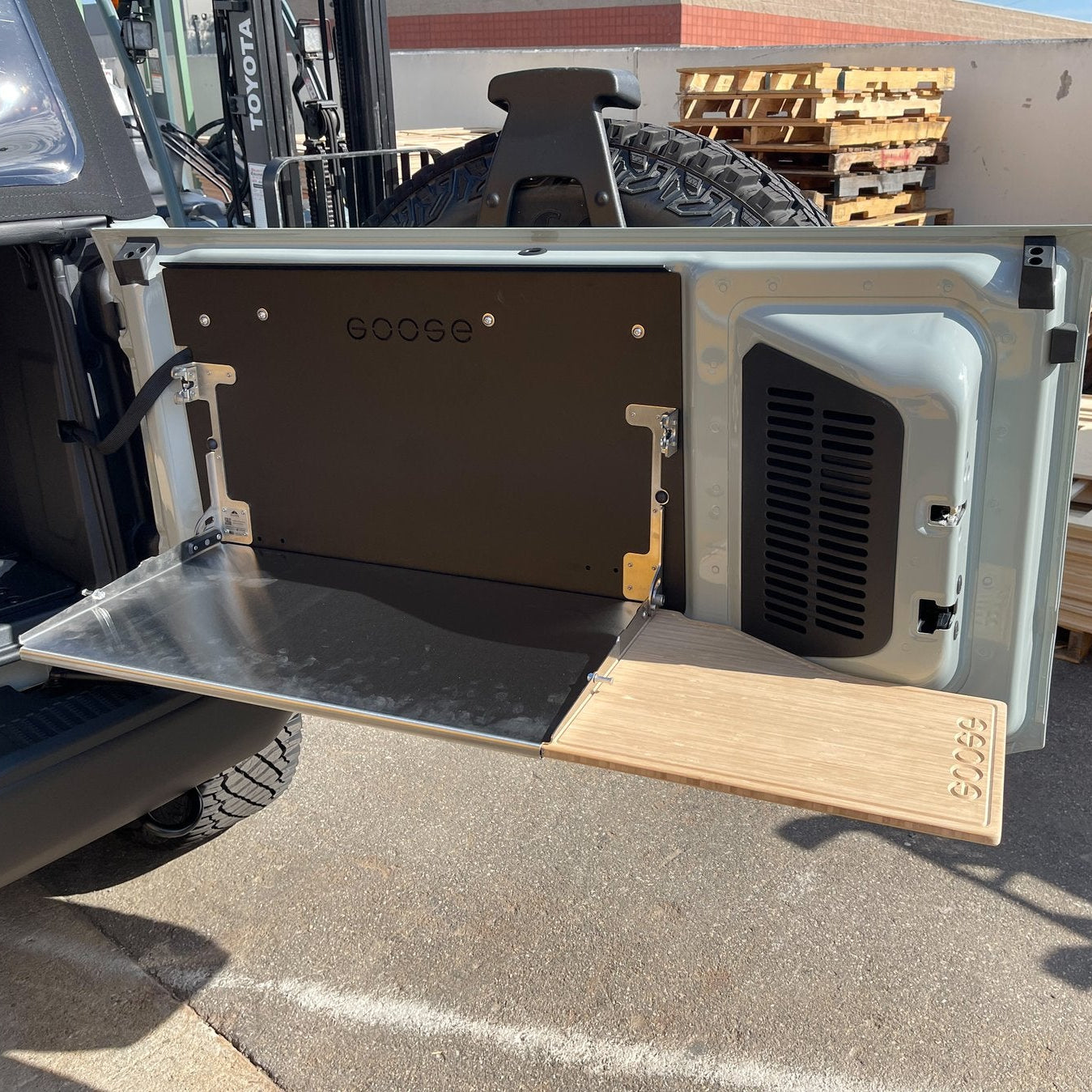 '21-23 Ford Bronco Goose Gear Tailgate Table Display in Vehicle 