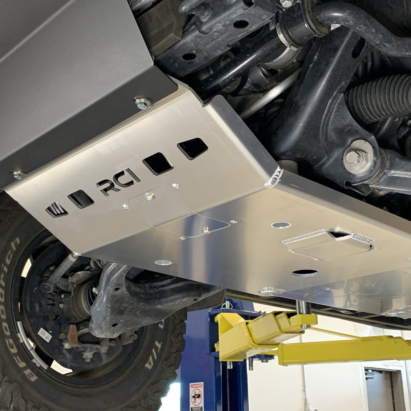 '10-23 Toyota 4Runner Front Skid Plate RCI Off Road display