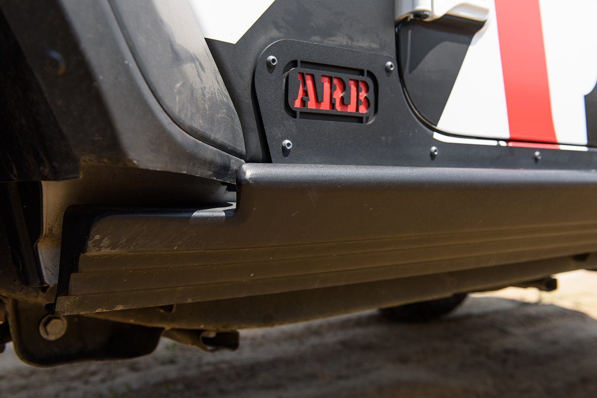'18-23 4-Door Jeep JL Rock Sliders Protection ARB close up