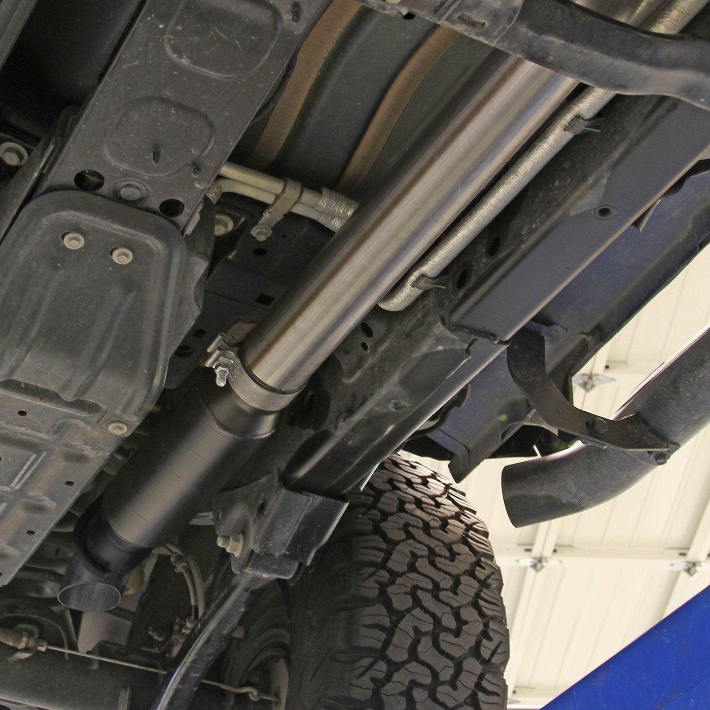 '18-23 Jeep JL 2.0T Flowmaster Outlaw Extreme Cat-Back Exhaust System Display on Vehicle 