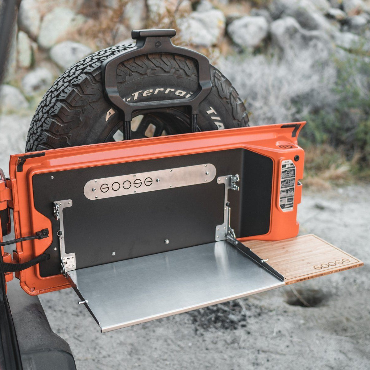 '18-23 Jeep Wrangler JL/JLU Goose Gear Tailgate Table Display in Vehicle 
