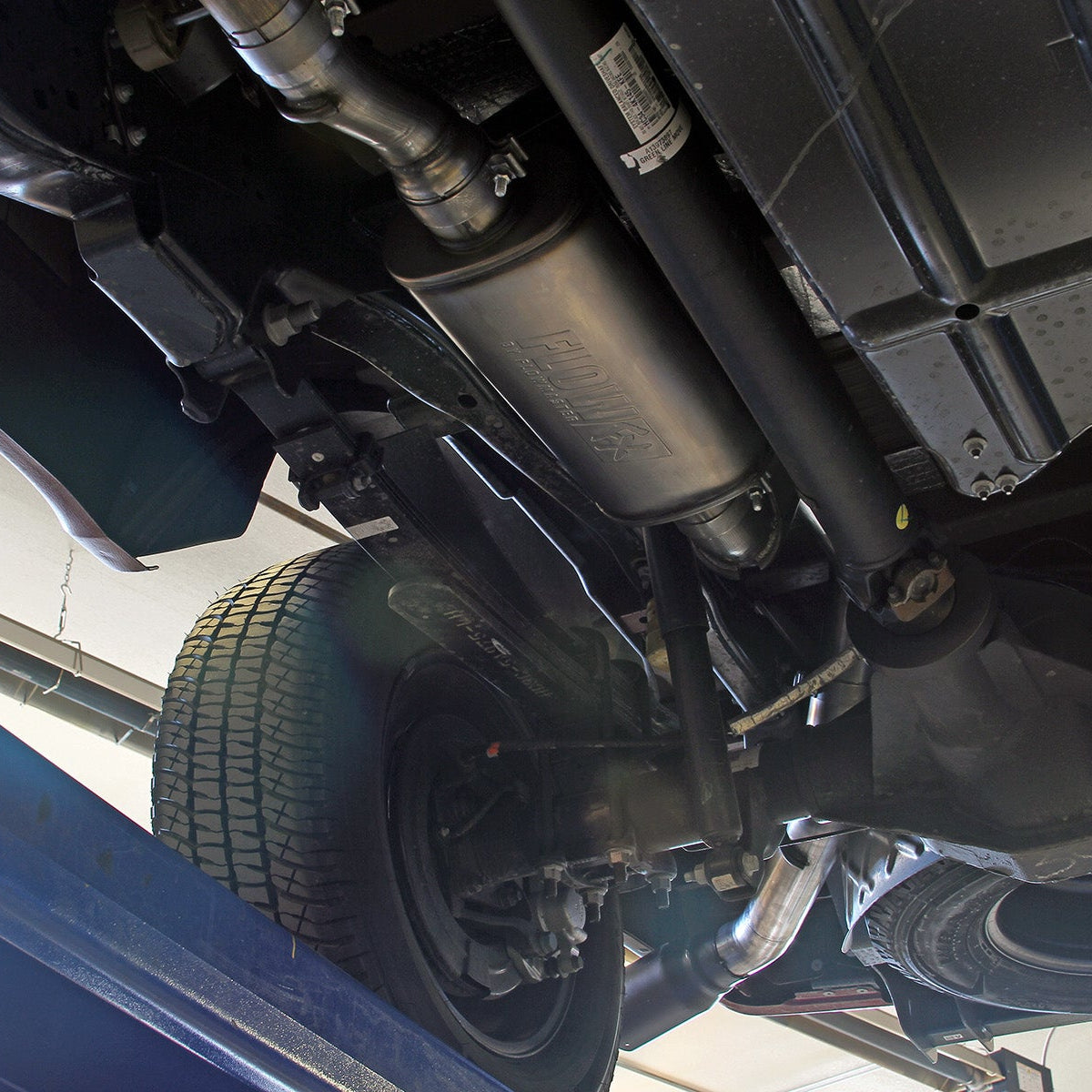 '17-22 Ford F-250/F-350 6.2l/7.3L V8 Flowmaster FlowFX Cat-Back Exhaust System Display on Vehicle 